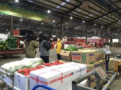 四川國際農產品交易中心 雨水天氣引發(fā)水果市場價格波動